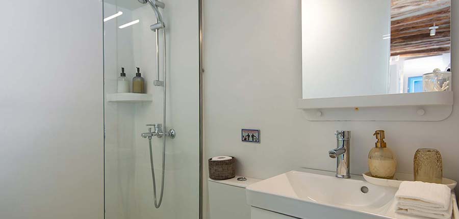 The bathroom of Castle tiny house in Sifnos