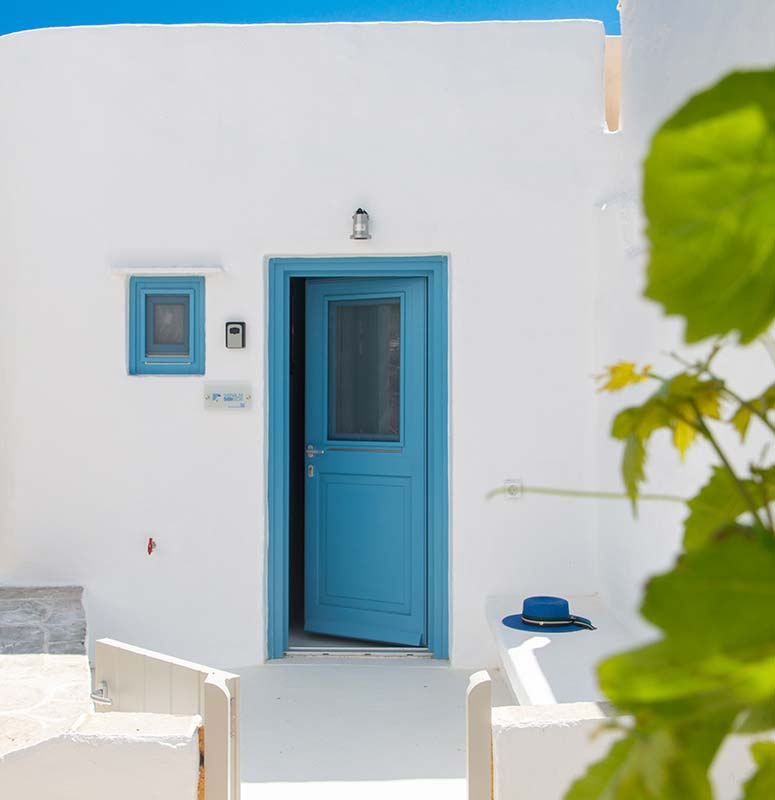 The entrance of the Seralia seaside housde at Kastro of Sifnos