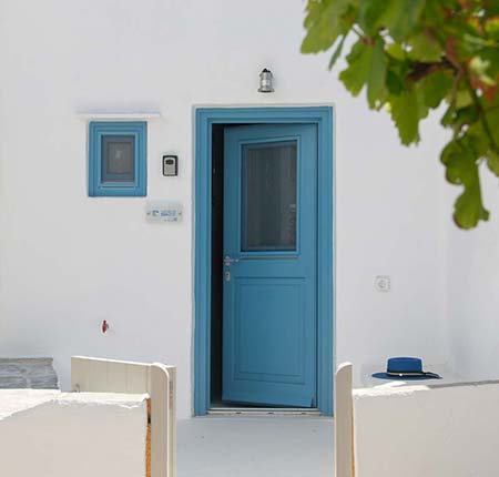 The yard of the Seralia seaside house