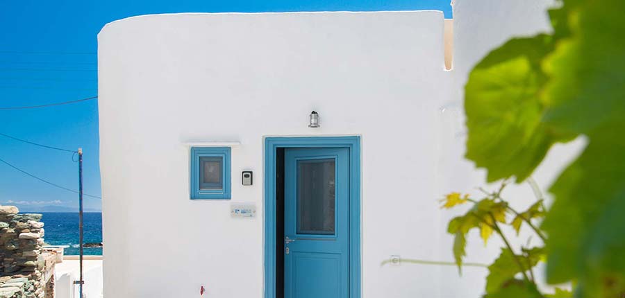 The entrance of Seralia seaside house in Sifnos