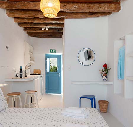 The kitchenette of Seralia seaside house in Sifnos