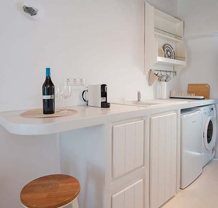 The kitchenette of Seralia seaside house in Sifnos